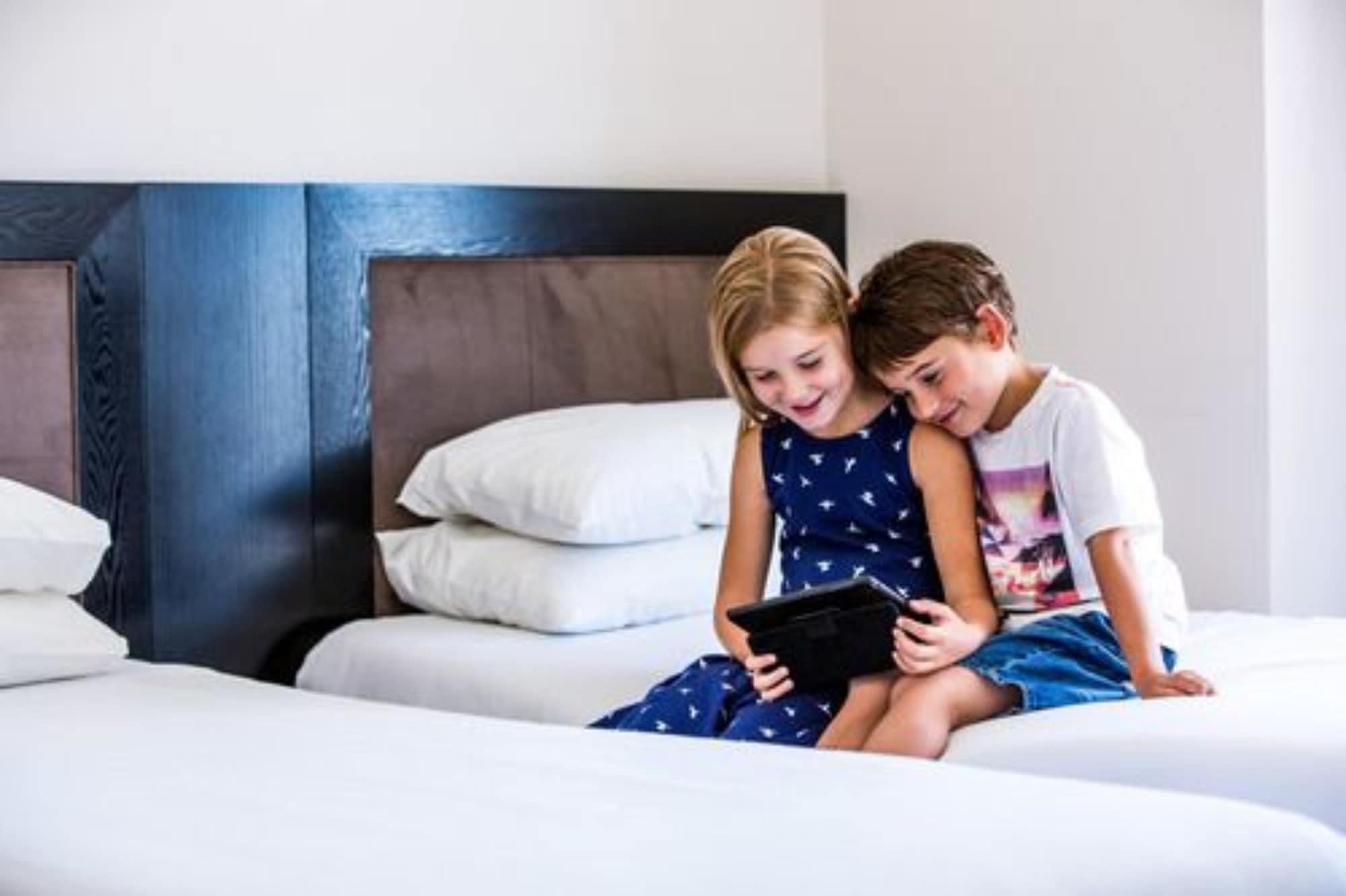 Bolton Hotel Ουέλλινγκτον Εξωτερικό φωτογραφία Children using a tablet