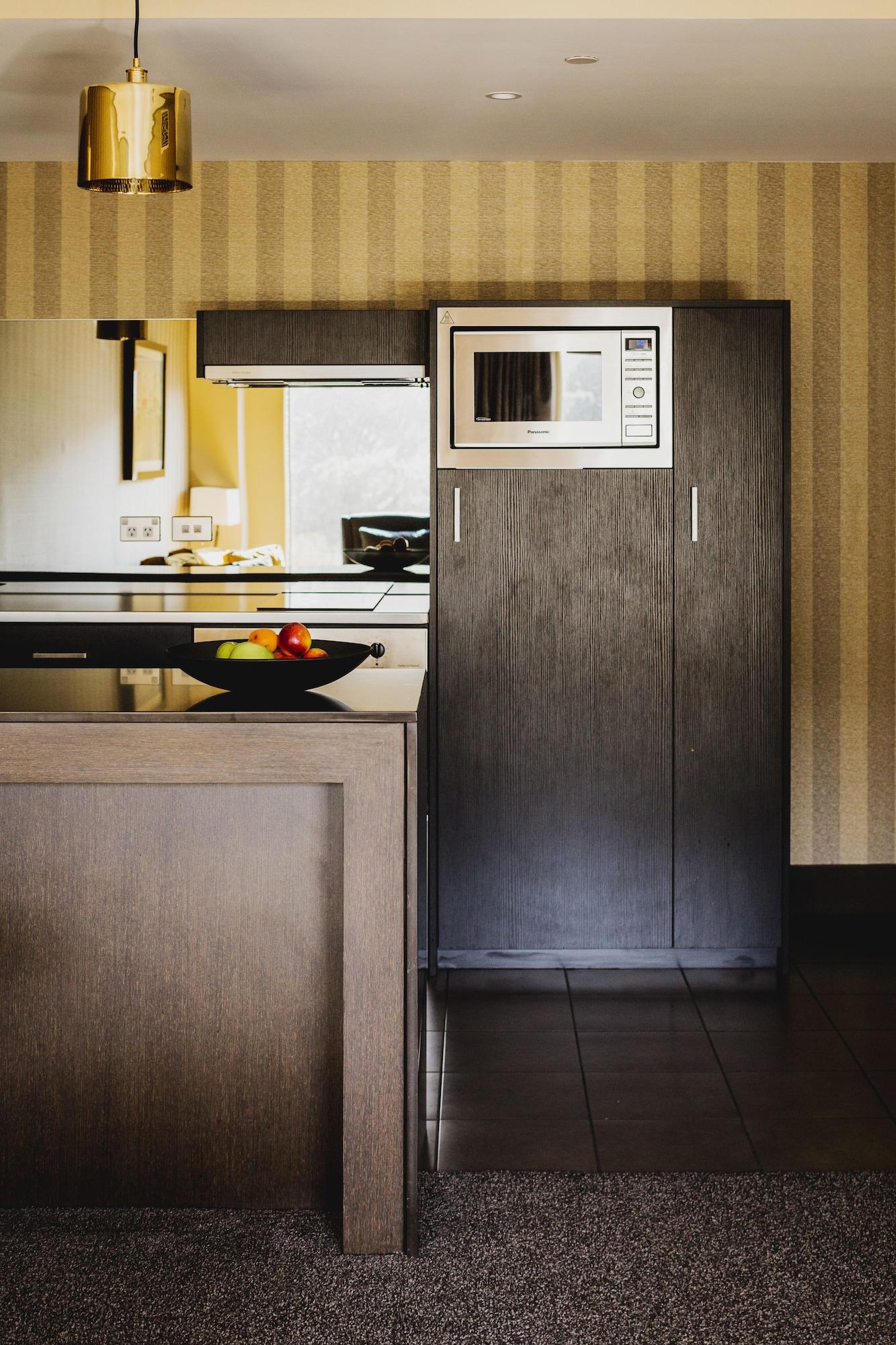 Bolton Hotel Ουέλλινγκτον Εξωτερικό φωτογραφία A kitchen with a refrigerator