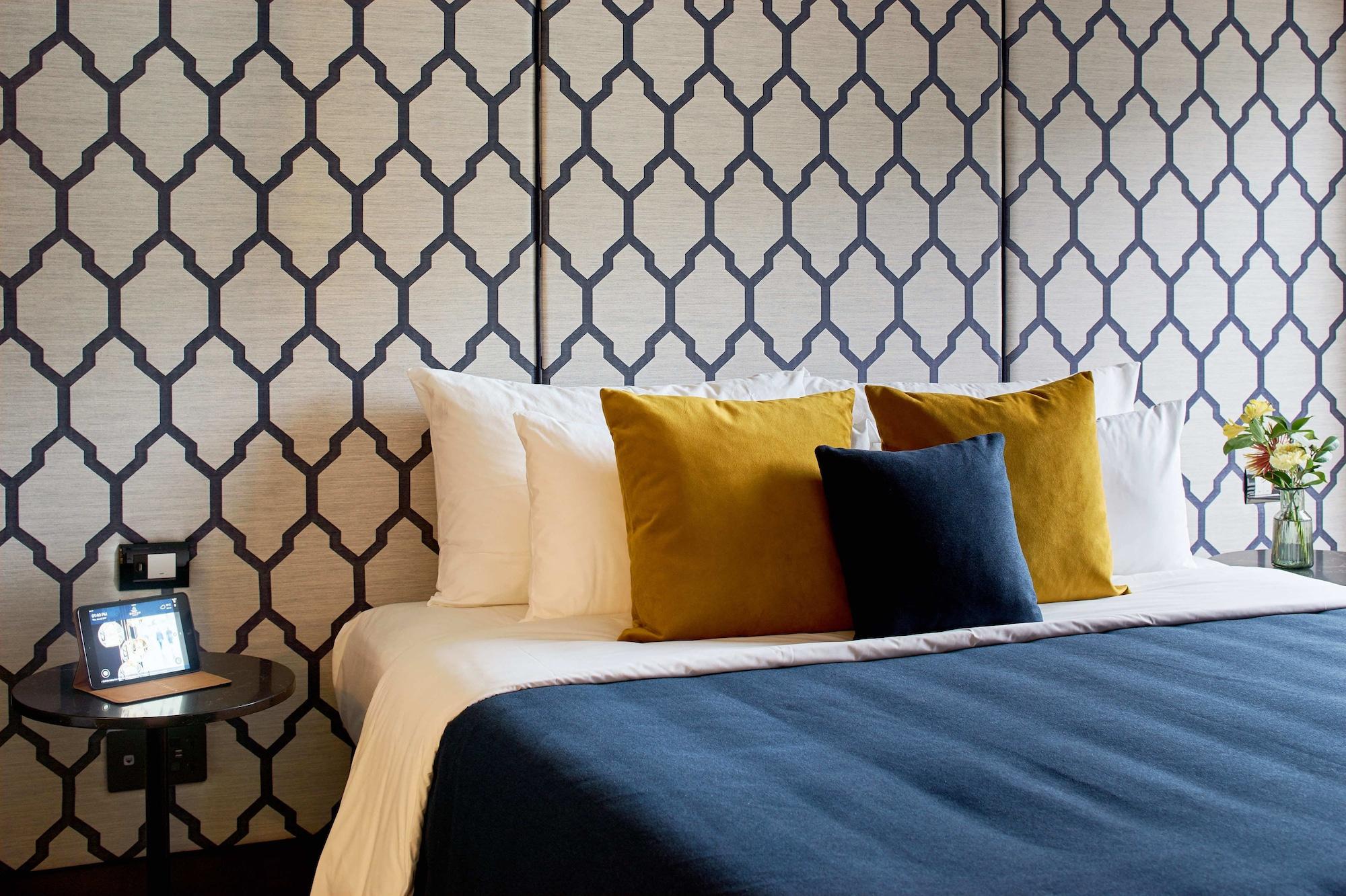 Bolton Hotel Ουέλλινγκτον Εξωτερικό φωτογραφία A bed with cushions