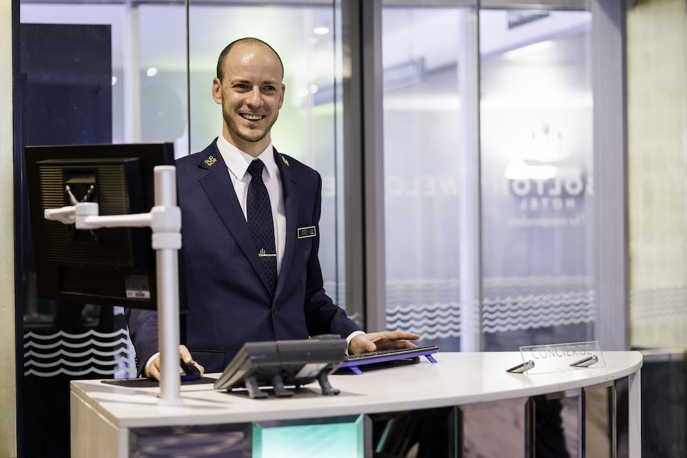 Bolton Hotel Ουέλλινγκτον Εξωτερικό φωτογραφία A hotel concierge