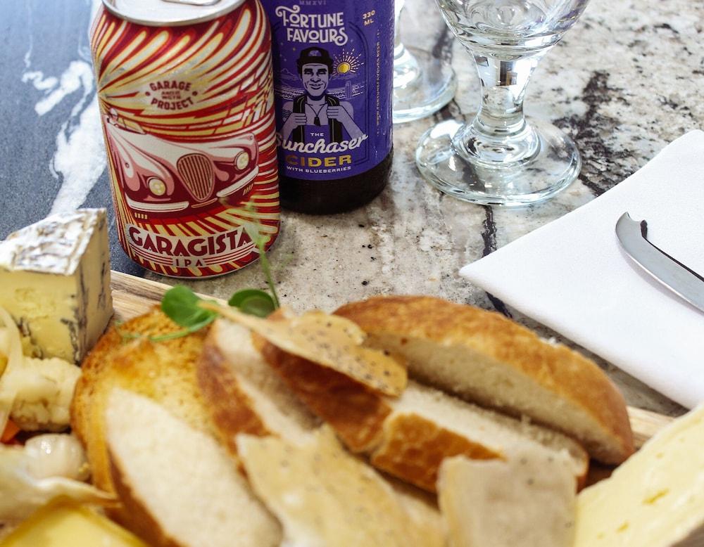 Bolton Hotel Ουέλλινγκτον Εξωτερικό φωτογραφία A cheese board with a can of Carachia
